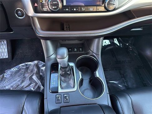 Used 2018 Toyota Highlander XLE image 30