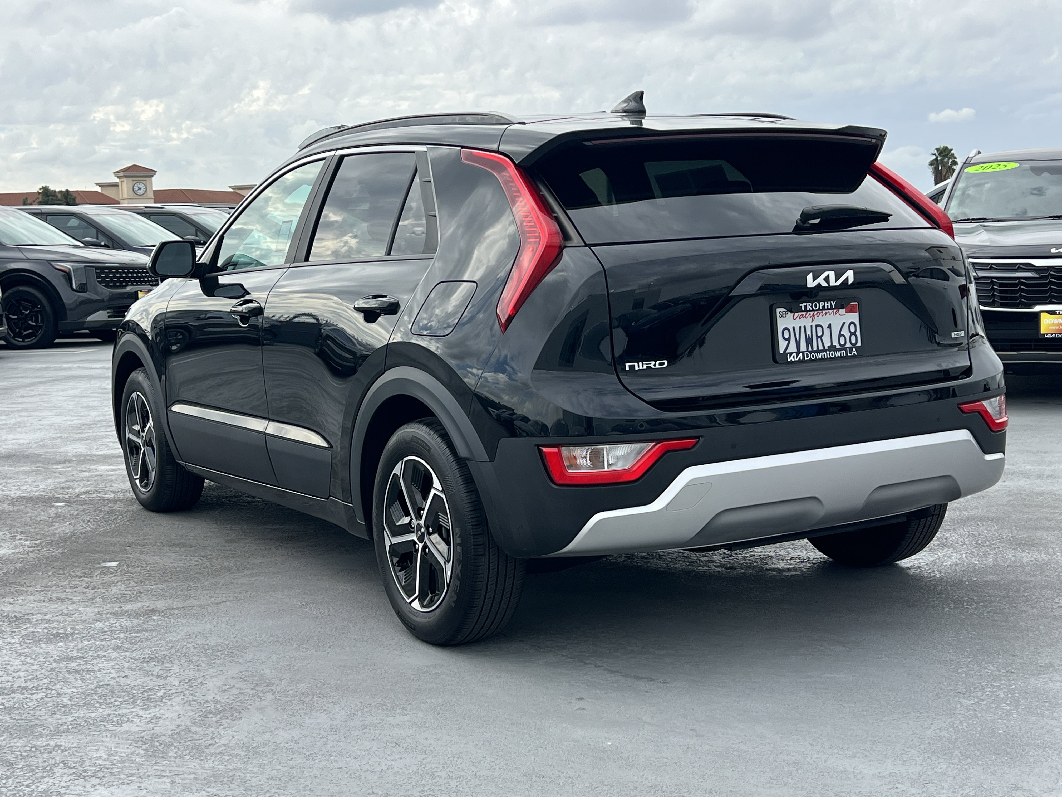 Certified 2025 Kia Niro EX FWD image 4