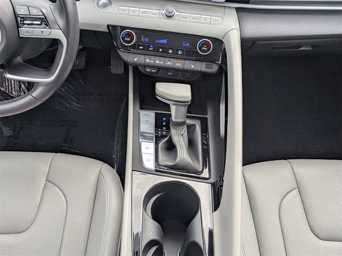 Certified 2025 Hyundai Elantra Limited image 17