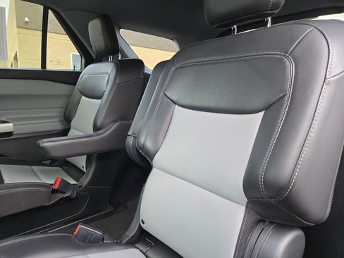 Used 2022 Ford Explorer XLT w/ Equipment Group 202A image 12