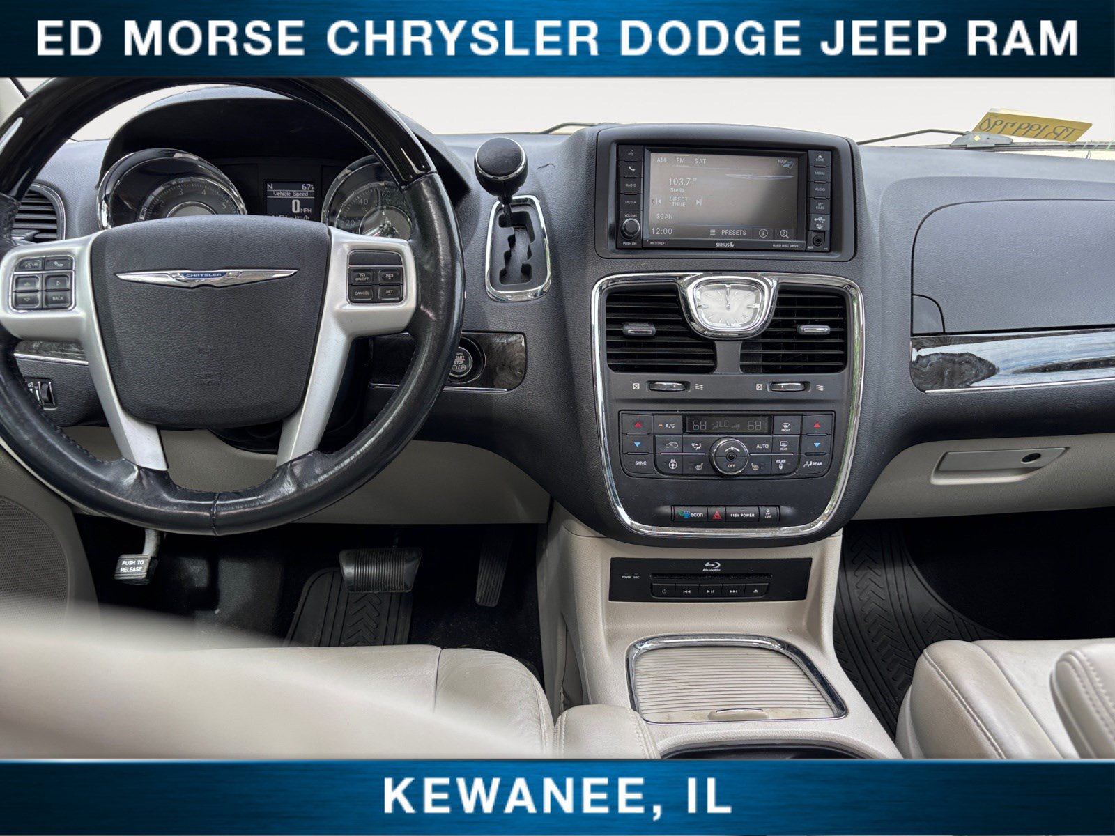 Used 2016 Chrysler Town & Country Limited Platinum FWD image 10