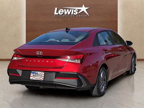 Used 2024 Hyundai Elantra SEL image 4