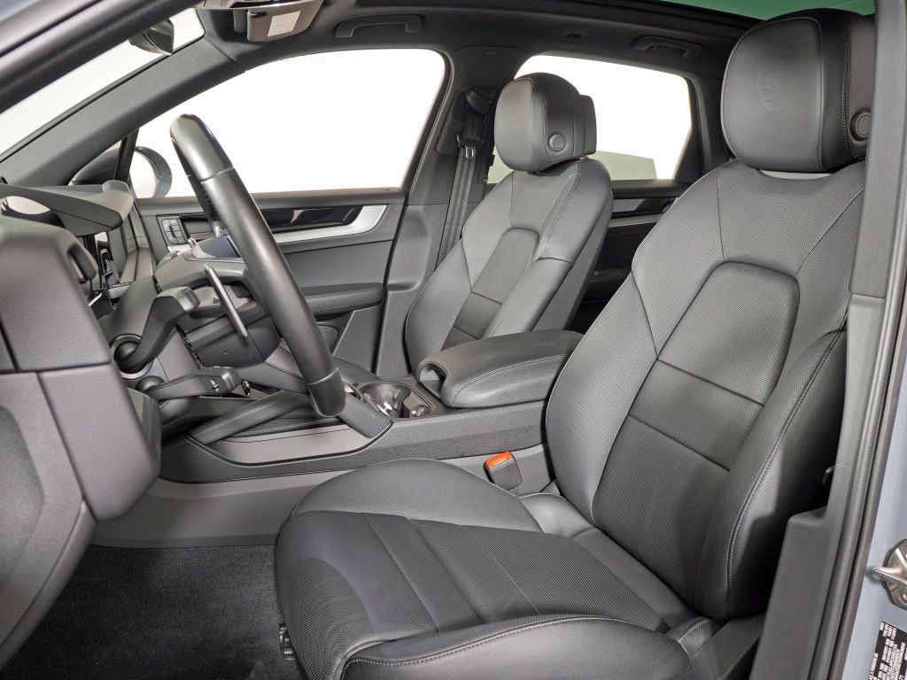 Certified 2024 Porsche Cayenne AWD/4WD image 5