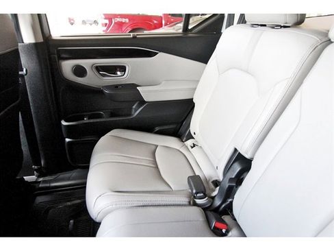 Used 2023 Honda Pilot Touring image 11