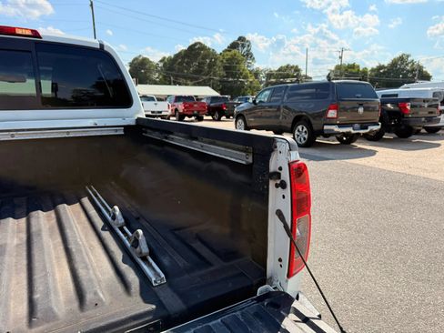Used 2014 Nissan Frontier SV w/ SV Value Truck Package RWD image 13