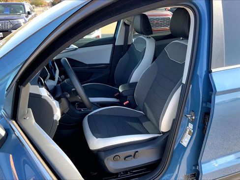 New 2026 Volkswagen Taos SE FWD image 9