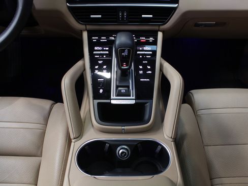 Used 2019 Porsche Cayenne w/ Premium Package AWD/4WD image 69