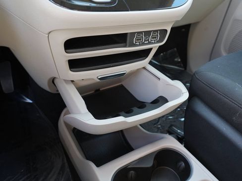 Used 2021 Chrysler Voyager L FWD image 31
