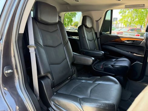 Used 2015 Cadillac Escalade Luxury AWD/4WD image 23