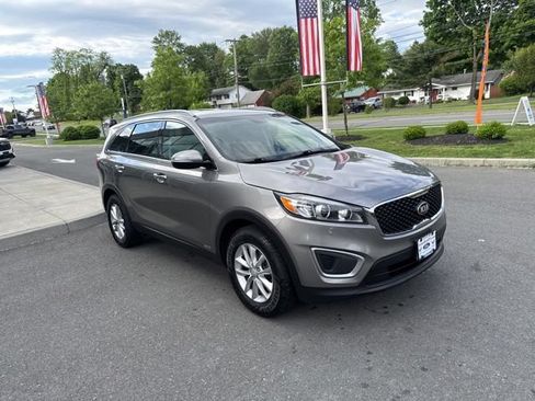 Used 2016 Kia Sorento AWD w/ LX Convenience Package image 4