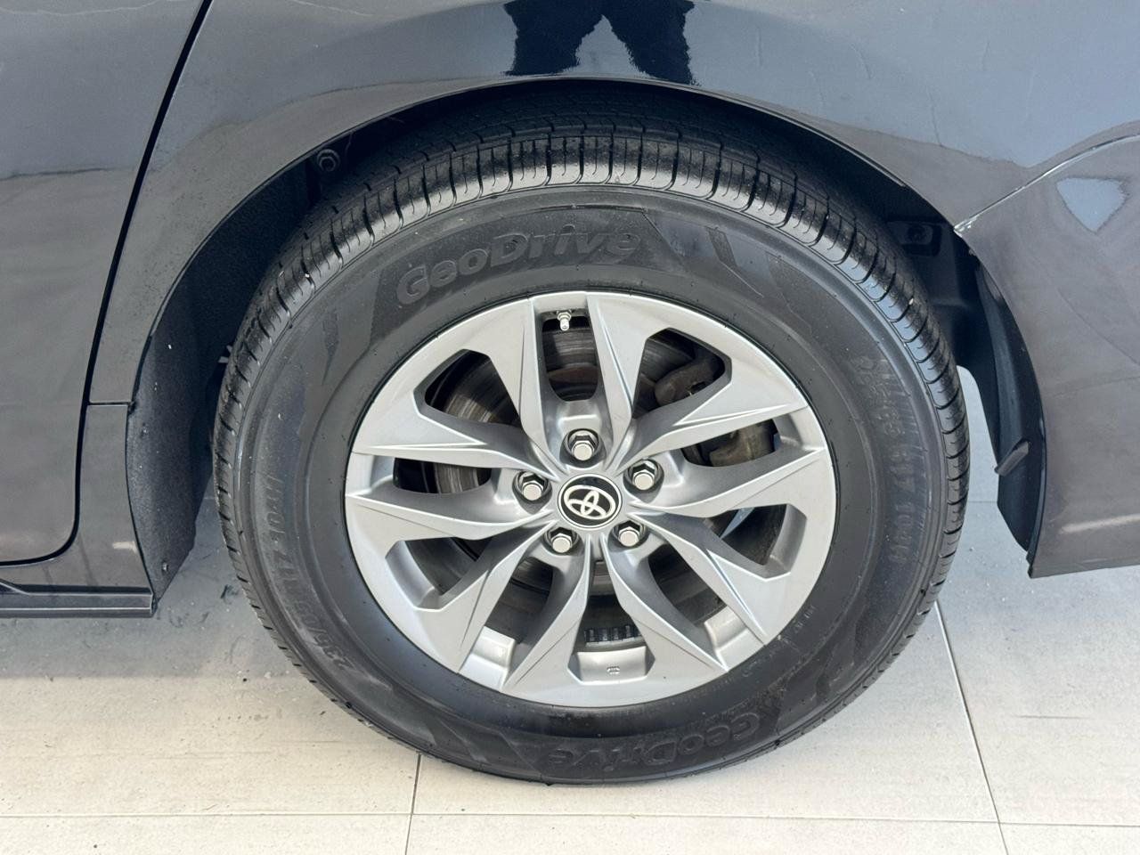 Used 2024 Toyota Sienna LE AWD/4WD image 32