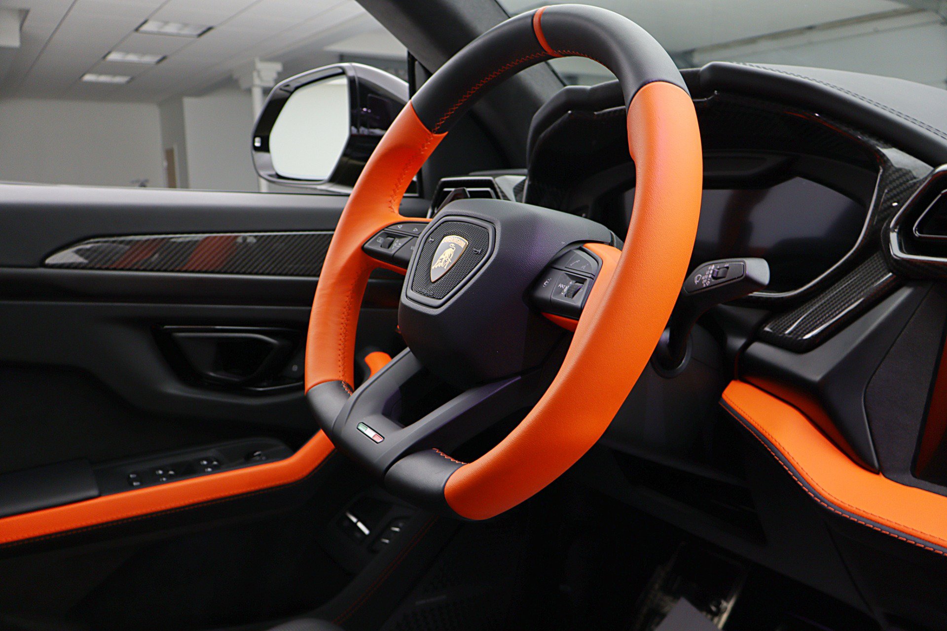 Used 2026 Lamborghini Urus SE AWD/4WD image 40