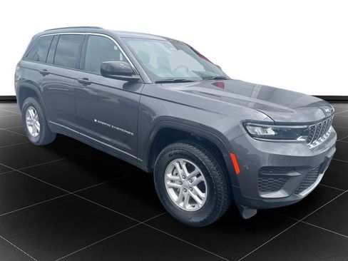 Used 2025 Jeep Grand Cherokee Laredo AWD/4WD image 7
