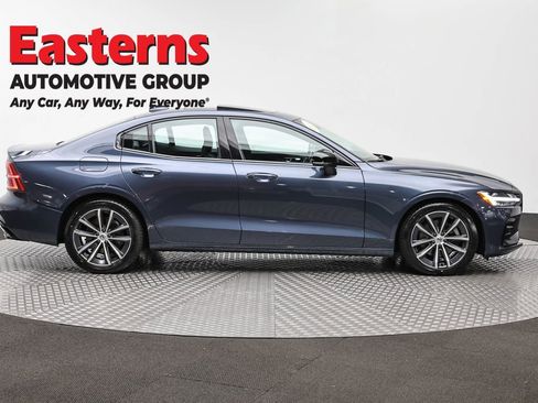 Used 2022 Volvo S60 B5 Momentum image 4
