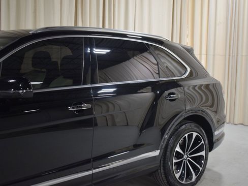 Certified 2024 Bentley Bentayga image 8