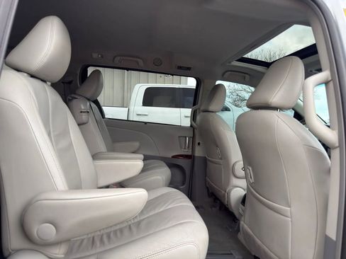 Used 2014 Toyota Sienna XLE image 11