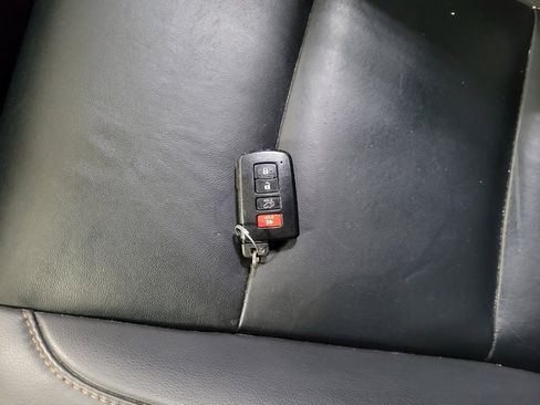 Used 2019 Toyota Highlander XLE AWD/4WD image 32