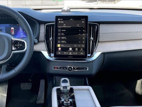 New 2026 Volvo XC90 T8 Ultra w/ Lounge Package image 9