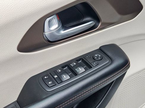 Used 2018 Chrysler Pacifica Touring-L image 11