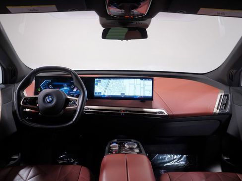 Used 2023 BMW iX xDrive50 w/ Sport Package image 10