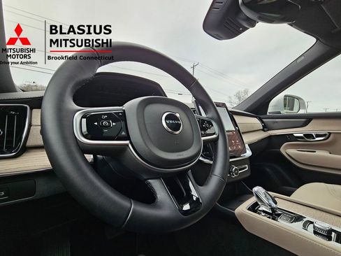 Used 2025 Volvo XC90 B6 Plus image 33