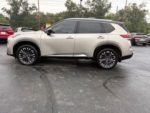 Used 2024 Nissan Rogue Platinum FWD image 4