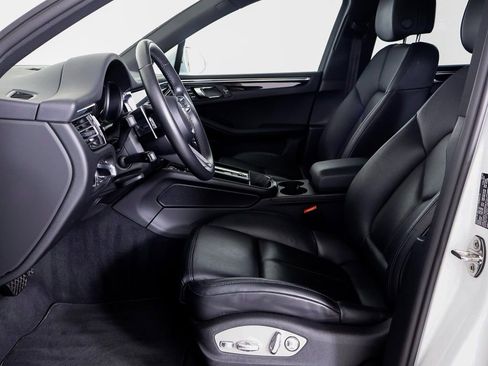 Certified 2025 Porsche Macan image 5