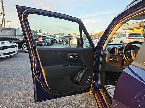 Used 2017 Jeep Renegade Latitude image 14