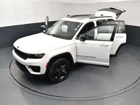 Used 2024 Jeep Grand Cherokee Limited w/ Luxury Tech Group II AWD/4WD image 27