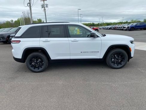 Used 2026 Jeep Grand Cherokee Altitude AWD/4WD image 8