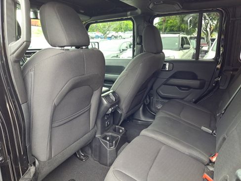 Used 2018 Jeep Wrangler Unlimited Sahara image 5