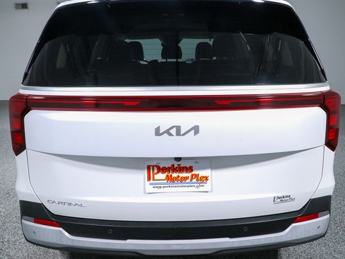 Used 2025 Kia Carnival FWD image 8