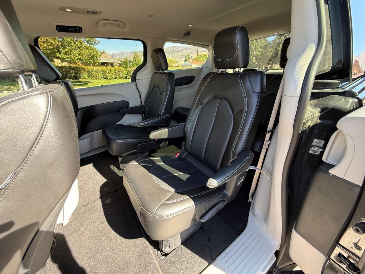 Used 2024 Chrysler Pacifica Touring-L FWD image 11