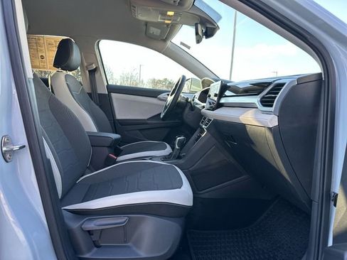 Certified 2025 Volkswagen Taos SE image 30