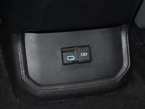 Used 2022 Toyota Highlander LE image 25