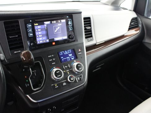 Used 2017 Toyota Sienna Limited Premium FWD image 16