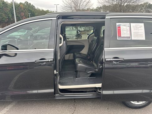 Used 2022 Chrysler Pacifica Touring-L image 20