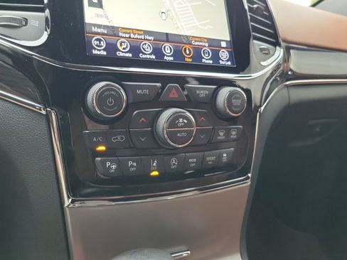 Used 2020 Jeep Grand Cherokee Overland AWD/4WD image 25