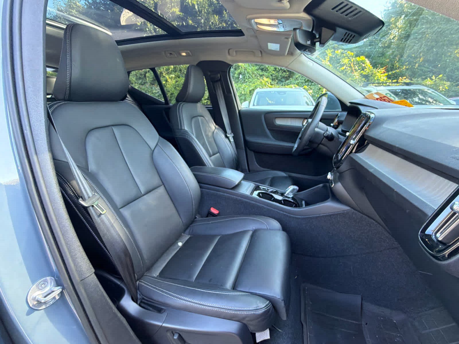 Used 2023 Volvo XC40 B4 Plus w/ Protection Package Premier FWD image 16