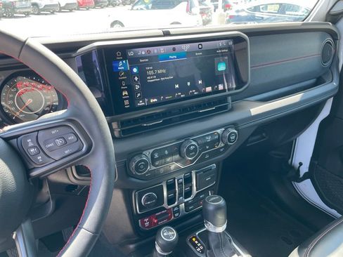 Used 2024 Jeep Gladiator Rubicon w/ Convenience Group image 15