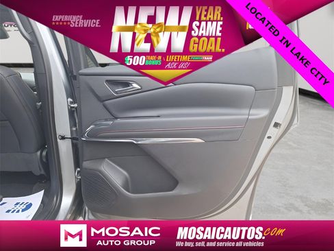 Used 2025 Chevrolet Traverse Z71 image 12