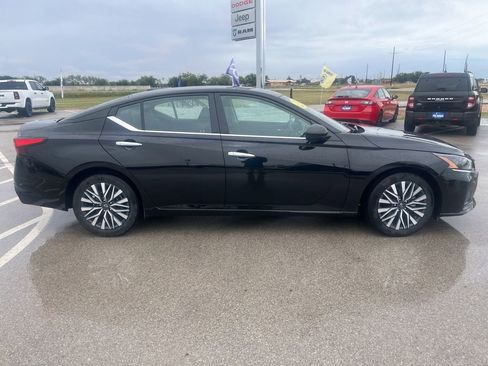Used 2025 Nissan Altima 2.5 SV FWD image 6