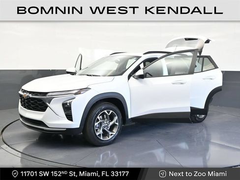 Used 2025 Chevrolet Trax LT FWD image 1