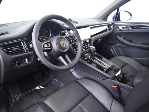 Certified 2025 Porsche Macan image 28