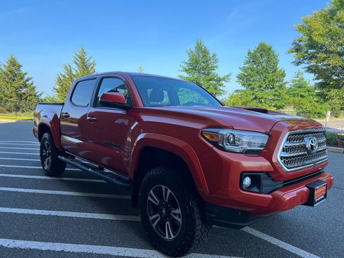 Used 2017 Toyota Tacoma TRD Sport w/ Premium & Technology Package AWD/4WD image 3