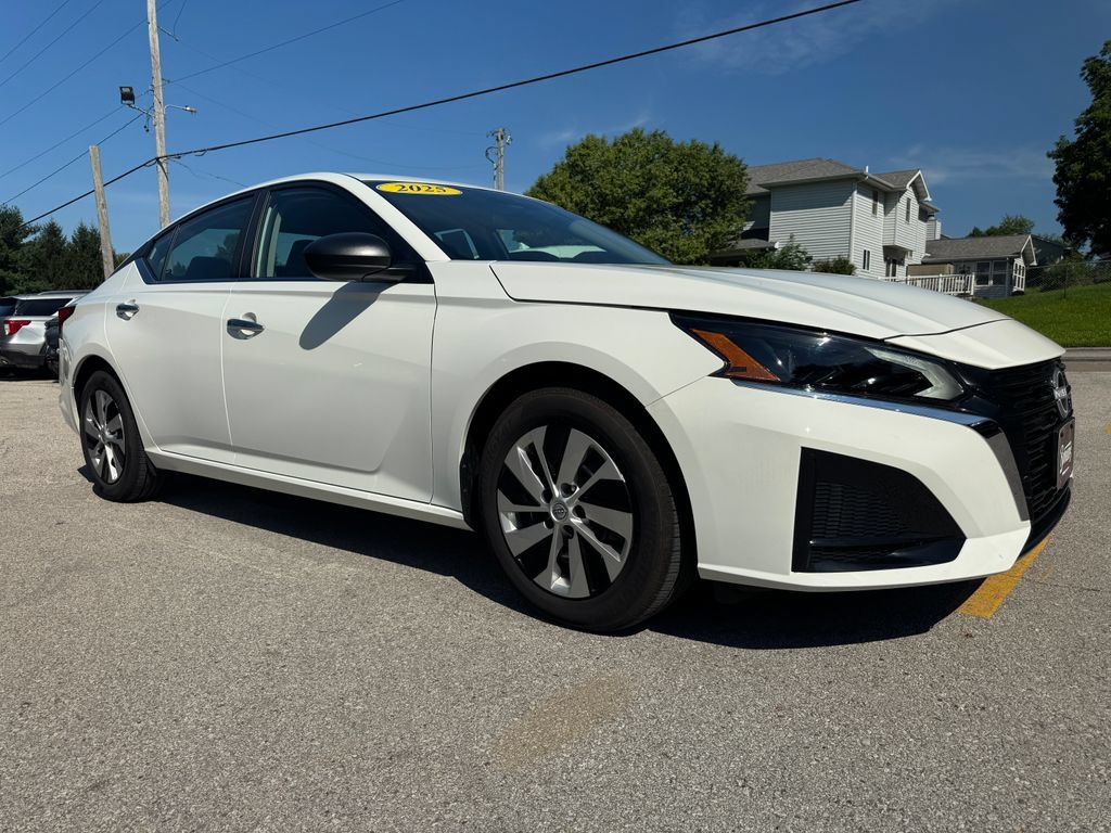 Used 2025 Nissan Altima 2.5 S FWD image 3