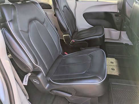 Used 2022 Chrysler Pacifica Limited image 21