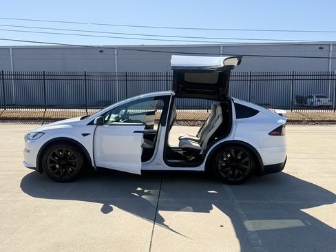 Used 2022 Tesla Model X Plaid image 24