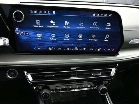 Certified 2025 Chevrolet Traverse LT w/ Sun and Wheel Package image 22