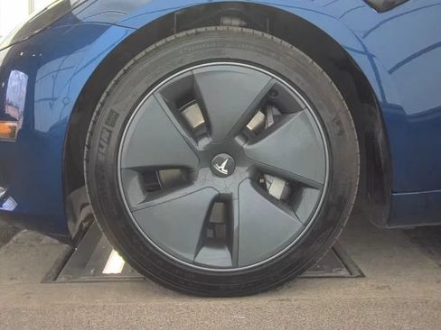 Used 2022 Tesla Model 3 Long Range AWD/4WD image 7